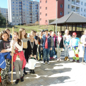 Jarní úklid zahrady se studenty